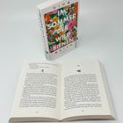 "Im Sommer der Wildbienen" von Nina Mayen. Ein Buch steht aufrecht, ein anderes liegt offen auf den Seiten 146-147.