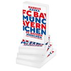 Buchtitel: "Markus Kavka, FC Bayern München - Eine Liebeserklärung" in Rot und Blau auf Weiß. Stapel von Büchern.