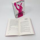 Das Buch "Die Känguru-Rebellion" von Marc-Uwe Kling steht und liegt aufgeschlagen daneben.