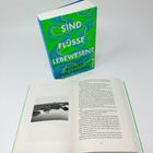 Buch "Sind Flüsse Lebewesen?" von Robert Macfarlane. Ein Buch liegt offen, zeigt englischen Text und ein Schwarz-Weiß-Foto.