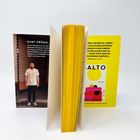 Links: „KURT PRÖDEL, wurde 1991 geboren...“. Rechts: „Prödel gelingt es...“. Buch in der Mitte, gelbe Seiten.