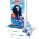 Buchcover: "TAYLOR JENKINS REID ATMOSPHERE ROMAN." Darunter eine Frau mit Sonnenbrille. Ein weiteres Buch ist geöffnet.