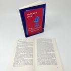 Das Buch "Das kunstseidene Mädchen" von Irmgard Keun ist aufgeschlagen und liegt auf weißem Hintergrund.