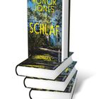 HONOR JONES, SCHLAF, ROMAN. Ein Buchstapel mit einem Cover, das eine Natur- und Häuserlandschaft zeigt.