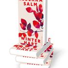 "REBEKKA SALM WINTERHART Roman" in roten Buchstaben auf Buchcover mit roten Blättern. Bücherstapel.