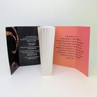 Linke Seite: Zitate von bekannten Autoren. Recht: Langer Text über Geschichten und deren Bedeutung. Buch mit geöffneter Klappbroschur.