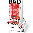 "Wie wir die Kontrolle über unsere Ernährung zurückgewinnen" steht in einem roten Einkaufskorb auf dem Buchcover "BAD FOOD".