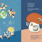 Links ein Gedicht über Pferde und die Sonne, rechts eine Szene mit einem Mond und einem Hahn vor einem Pilzhaus.