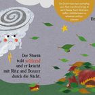 Ein wütender Sturm tobt mit Blitzen. Ein Frosch mit Schirm fliegt. Igel schlafen in Blättern. Ein Baum neigt sich im Wind.