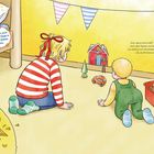 „Stöckere noch ein paar Dinge in Connis Zimmer dazu.“ Zwei Kinder spielen auf dem Boden; es gibt ein Spielzeugauto und Bauklötze.