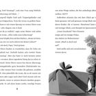 Text über Emil Sonntag und seinen Geburtstag. Illustration einer Familie und eines großen Geschenks in Schwarz-Weiß.