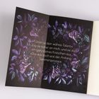 „Küssen ist dein wahres Talent.“ Text über lila und blaue Blätter und Blüten, künstlerisch arrangiert.