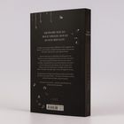 Der Text: "Der Tod hört nicht auf, mich zu verfolgen, doch ich bin nicht mehr allein." Dunkles Buchcover mit Wassertropfen.