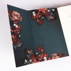 Keine Texte sichtbar. Dunkelgrüner Hintergrund mit roten, weißen und blauen Blumen am Rand.