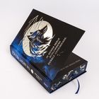 IN SEINER SEELE SCHLUMMERN DUNKLE GEHEIMNISSE. Ein stilisiertes Wolfsporträt vor einem Vollmond, blaue Farbe.