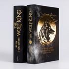 „In seinen Augen schimmert die Seele des Waldes.“ Zwei schwarze Bücher mit goldener Wolfsillustration.