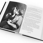 Seite 374. Illustration einer Frau, die einen Mann umarmt, sie scheinen sich nah zu sein.