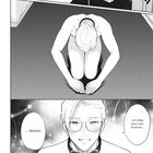 „Klack“, „Ich heiße Euch willkommen...“, „... Master.“ Oben kniet eine Person, unten lächelt dieselbe Person mit Brille.