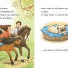 Links: Anni und Lorenz reiten auf Ponys durch die Natur. Rechts: Ein Hund liegt faul in einem Korb und kaut auf einem Knochen.