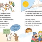 Links diskutiert Opa Joschi heimlich das Eis-Mammut. Rechts essen Kinder Brot, die Sonne brennt. Tiere halten Schilder hoch.