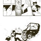 Ein Mann schreit: "Du aber auch, spinnst du?!". Ein Auto kommt auf eine Gruppe zu. Manga-Illustration.