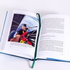 Text: "Die schlimmste Nacht meines Lebens." Innenansicht eines Buches mit Foto eines Mannes, der auf einem Boot segelt.