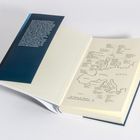Ein Buch mit einer Karte von Europa und einem blauen Umschlag mit einem Text über Sylvain Tesson und seine Reisen.