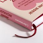 Ein Buch mit rosa Umschlag, Titel: "LEBEN", Autor: "JESSIE INCHAUSPE", Verlag: "C. Bertelsmann", mit rotem Leseband.