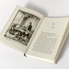 Rechts Text "1776", Ausschnitt einer Illustration: Personen an einem Tisch, Papier auf dem Boden.