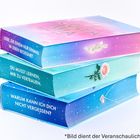 1. "Liebe, die einem nur einmal im Leben begegnet"
2. "Du musst lernen, mir zu vertrauen."
3. "Warum kann ich dich nicht vergessen?"

Drei farbige Bücher stapeln sich, jedes mit einem romantischen Satz.