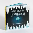 „DIESES BUCH IST GEFÄHRLICH!“ darunter blaues Comicwesen; Illustration mit Zähnen rahmt das Cover.