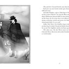 Zwei Personen stehen vor einer dampfenden Lokomotive. Ein Mann im Anzug lehnt sich zu einer Frau, die ihn anblickt.