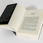"The Ruling Class" in großen Buchstaben, darunter "Mörder" und eine rote Rose mit goldenen Blättern auf einem dunklen Hintergrund.