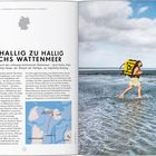 Text: VON HALLIG ZU HALLIG DURCHS WATTENMEER. Rechts sieht man eine Person mit einem gelben Rucksack, die durchs Wasser watet.