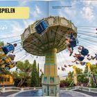 Der Text sagt "ORTE ZUM SPIELEN" und "Adiós". Ein Karussell mit schwingenden Sesseln in einem grünen Park.