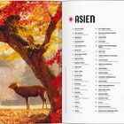 Text: "ASIEN" überschrift; Liste mit Ortsnamen und Zahlen. Links ein Herbstbaum mit rotem und gelbem Laub, darunter ein Reh.