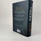 Rückseite eines Buches mit Text über eine dysfunktionale Familie und Technologie. Seitentitel "GIFTED & TALENTED".