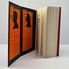 Zwei orange Kärtchen mit Silhouetten und Daten von Ramin Brunner und Luisa Henkhoff in einem aufgeschlagenen Buch.