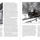 Historische Züge in schneebedeckter Landschaft; links eine Dampflok von 1891, rechts eine Elektrolok von 1965.