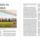 BAHNREISEN IN NORDKOREA

Ein großes Wandgemälde zeigt Menschenmassen beim Empfang der Führer Kim Il-sung und Kim Jong-il. Links ist ein grüner Zug. Rechts Text über Reisen in Nordkorea.