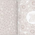 In der Mitte steht ein großes asiatisches Schriftzeichen. Umgeben von detailliertem Blumenmuster und Blüten.