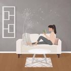 Illustration eines Wohnzimmers mit Frau auf Sofa, die ein Buch liest. Pusteblumen an der Wand, Holzboden, Couchtisch.