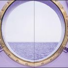 KAPITEL 2. Ein Bullauge zeigt den Ozean. Links ist eine Kompassrose zu sehen. Alles wirkt lila getönt.