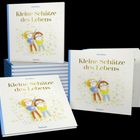 "Kleine Schätze des Lebens" auf einem Buchstapel. Cover zeigt eine fröhliche Illustration zweier Kinder im Gras.