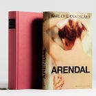 „ARENDAL“, „KARL OVE KNAUSGÅRD“, und „Roman Luchterhand“ auf einem Buchcover mit einer verschwommenen Rückenansicht.