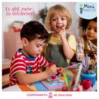 „Es gibt mehr zu entdecken!“ Oben rechts ein Mini-Künstler-Logo. Drei Kinder basteln fröhlich an einem Tisch.