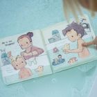 Texte: "Ab in die Wanne!", "Oh! Schicke Frisur!", "Wo ist Hasi?". Illustration von Kindern in einer Badewanne.