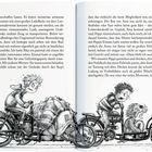 Zwei Kinder fahren auf einem Fahrrad mit einem Krokodil im Anhänger. Sie wirken angespannt und konzentriert.