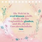 Zitat von Oscar Wilde: "Die Welt ist in zwei Klassen geteilt, in die, die das Unglaubliche glauben, und die, die das Unwahrscheinliche tun." Die Verzierungen umfassen florale Muster in sanften Pastelltönen.