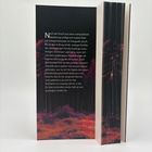 Text: Sophie Roth arbeitet als Fotografin für die Familie Grafinger. Sie fühlt sich beobachtet. Das Buch gewährt Einblick.

Illustration: Ein Wald mit lila-rot gefärbtem Boden und dunklen Bäumen.
